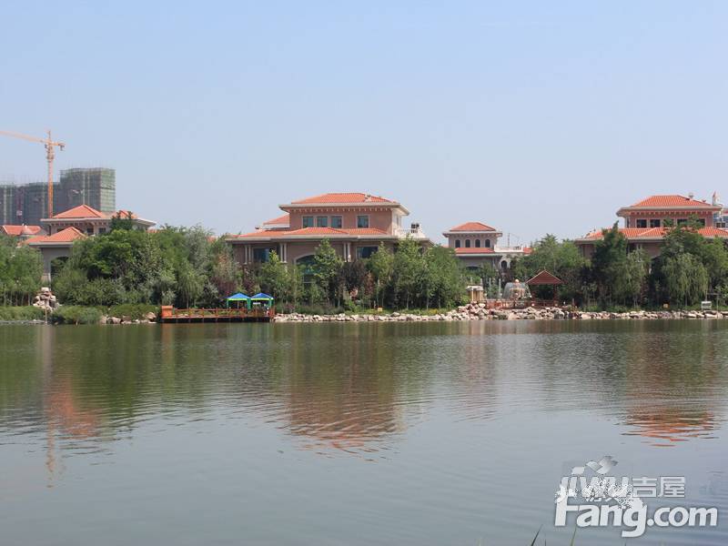 記者在看房過(guò)程中發(fā)現(xiàn)環(huán)湖小鎮(zhèn)社區(qū)非常大