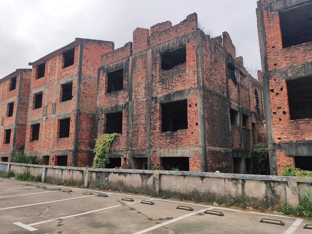 西南海爛尾停工的部分道路成了停車場