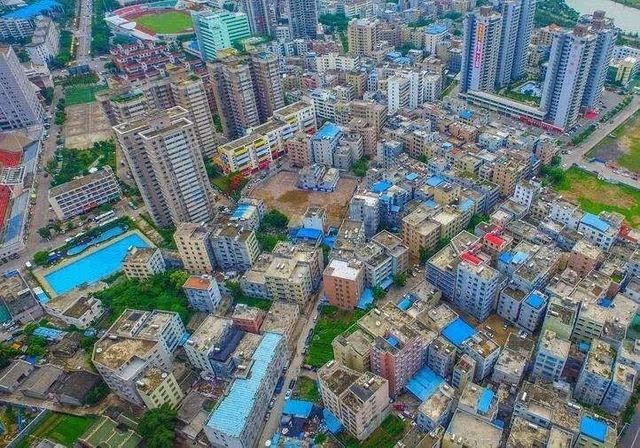 根據官方最初公示的?？谄虏?></img></p>
<p><strong>接待中心位于坡博坡巷安置房項目旁</strong></p>
<p>1、“坡博坡巷回遷接待中心”將會在11月中旬對外開放，便利回遷戶更進一步認識坡博坡巷安置房投資項目成效情形。</p>
<p>2、迎送服務中心坐落于坡博坡巷安置房投資項目旁，坡博路西進100米處。</p>
<p>3、該基地的創立將構建回遷戶與承建方彼此溝通交流溝通交流的渠道，構筑專門針對回遷戶有關主張的便捷適當充分反映業務。</p>
<p>4、每一戶回遷安置戶在此需直觀快捷地認識未來留宿老房子的現狀，預先認識工程建設工程進度、規劃采用各類模具品質等。</p>
<p>5、坡博坡巷棚改建設項目整體規劃區域1513.48畝，2016年正式發布課征。</p>
<p>6、建設項目需建土地占地為13361.93㎡?？傉嫉丶s為67168.42㎡，由高管房屋、商業地產和小學三種商業模式組合而成，其中領導層房屋占地約42044.82㎡，商業性占地為5394.15㎡，公共優質服務基礎建設覆蓋面積為2816.38㎡，容積率為3.8，覆蓋率30.35%。</p>
<p><strong>回遷房本身就是安置房的屬性</strong></p>
<p>1、我這個人寧缺毋濫，當初奸小便宜買了回遷房，然而一點也太差住，這個事也成了我的心病，全家人還都訓斥我，好在這兩年管理工作還不錯，也攢了點錢，冷靜便買房，賠本我都不計較了。</p>
<p>2、回遷房本身正是安置房的性質，功能定位剛需，經濟發展適用房，與房源的提升類型是截然不同的，假如你是一個對聚居產品品質有指示的人，回遷房才切勿充分考慮了，房源是要多出錢，不過它可保值，回遷房便宜，但僅適于自住，短期內內買房不賣是必然的。</p>
<p>3、回遷房也有它自己的特性，購房更突出實用性的好友也能夠參見一下。</p>
<p>4、單價低，這個就不必我多說了，我的樓房比房源便宜50萬，只要你是亟需住所，再安家落戶，先考量其他，即便商品價格為王，貴才是王道，買我新房子的正是一對外地小夫妻，兩個人創業者開小賓館，對他們而言，這個樓房就很合適。</p>
<p><img src=